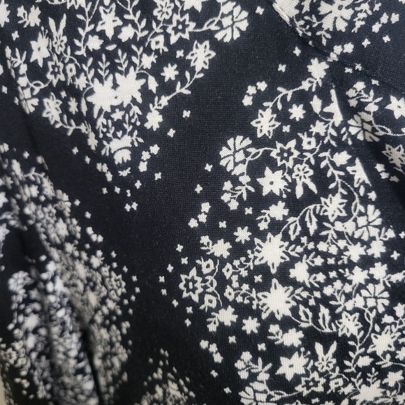 Maurices Black and White Floral Women's Tunic Top Size XL - Picture 4 of 7